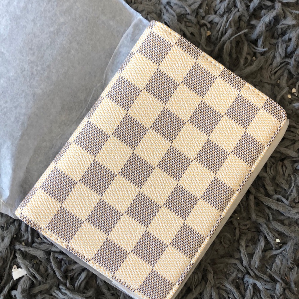 - LUX Cream checkered RFID Passport Holder …NEW - Picture 7 of 8